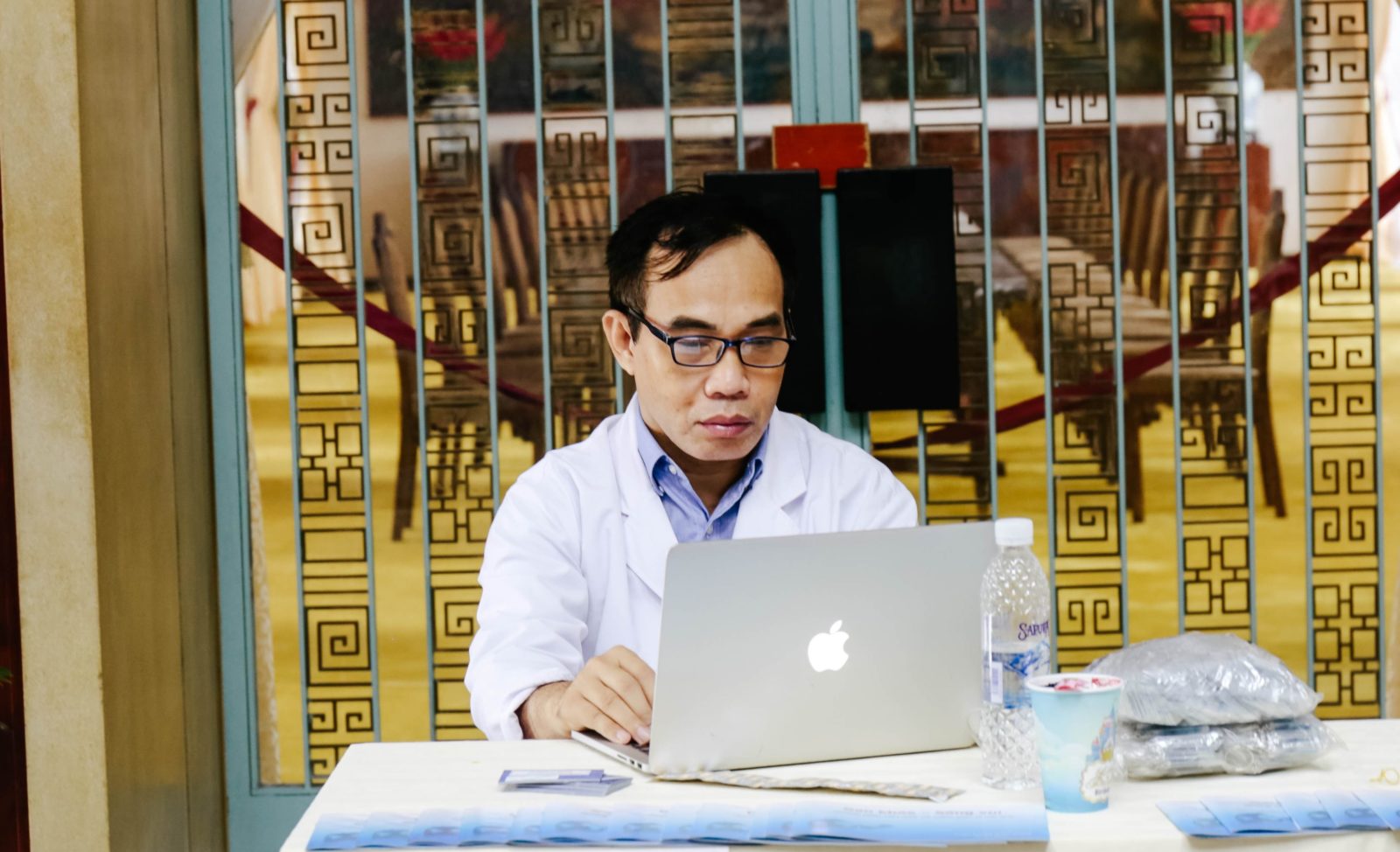 Doctor using a laptop.