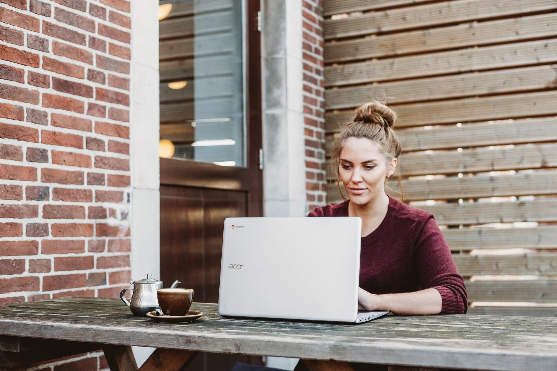 freelancer working outdoors